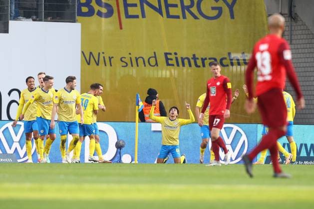 17 12 2023, xtgx, Soccer 2 Bundesliga, Eintracht Braunschweig 1 FC Kaiserslautern emspor, v l jubilation after the 2 1 by Johan Gomez Braunschweig, 44 DFL DFB REGULATIONS PROHIBIT ANY USE OF PHOTOGRAPHS as IMAGE SEQUENCES and or QUASI VIDEO Braunschweig