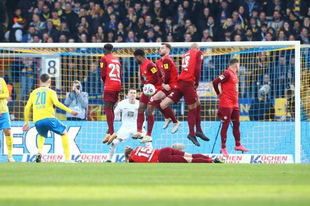 17 12 2023, xtgx, Soccer 2 Bundesliga, Eintracht Braunschweig 1 FC Kaiserslautern emspor, v l Kaiserslautern blocks the ball from Thorir Johann Helgason Braunschweig, 20 DFL DFB REGULATIONS PROHIBIT ANY USE OF PHOTOGRAPHS as IMAGE SEQUENCES and or QUASI VIDEO Braunschweig