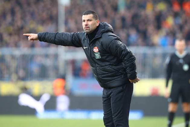 17 12 2023, xtgx, Fußball 2 Bundesliga, Eintracht Braunschweig 1 FC Kaiserslautern emspor, v l Dimitrios Grammozis Kaiserslautern, Trainer gibt Anweisungen, gestikuliert mit den Armen, gesticulate, gives instructions DFL DFB REGULATIONS PROHIBIT ANY USE OF PHOTOGRAPHS as IMAGE SEQUENCES and or QUASI VIDEO Braunschweig