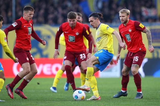 17 12 2023, xtgx, Soccer 2 Bundesliga, Eintracht Braunschweig 1 FC Kaiserslautern emspor, v l Tobias raschl Kaiserslautern, 20 , Rayan Philippe Braunschweig, 9 duel, duel, fight, tackle DFL DFB REGULATIONS PROHIBIT ANY USE OF PHOTOGRAPHS as IMAGE SEQUENCES and or QUASI VIDEO Braunschweig