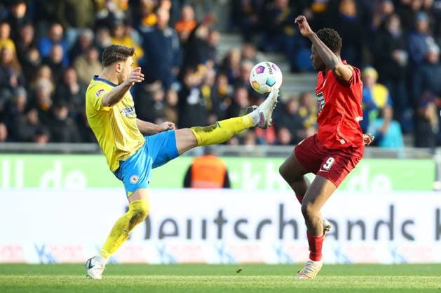 17 12 2023, xtgx, Fußball 2 Bundesliga, Eintracht Braunschweig 1 FC Kaiserslautern emspor, v l Bryan Henning Braunschweig, 6 , Ragnar Ache Kaiserslautern, 9 Zweikampf, Duell, Kampf, tackle DFL DFB REGULATIONS PROHIBIT ANY USE OF PHOTOGRAPHS as IMAGE SEQUENCES and or QUASI VIDEO Braunschweig