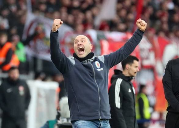 Braunschweig vs Kaiserslautern, 2 BL Braunschweig, 17 12 2023, FOOTBALL Eintracht Braunschweig vs 1 FC Kaiserslautern, 2 BL, Season 2023 24 Final cheer, Head coach Daniel Scherning Eintracht Braunschweig Braunschweig
