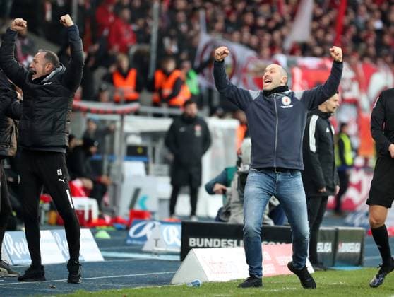 Braunschweig vs Kaiserslautern, 2 BL Braunschweig, 17 12 2023, FOOTBALL Eintracht Braunschweig vs 1 FC Kaiserslautern, 2 BL, Season 2023 24 Final cheer, Head coach Daniel Scherning Eintracht Braunschweig Braunschweig