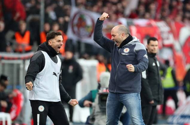 Braunschweig vs Kaiserslautern, 2 BL Braunschweig, 17 12 2023, FOOTBALL Eintracht Braunschweig vs 1 FC Kaiserslautern, 2 BL, Season 2023 24 Final cheer, Head coach Daniel Scherning Eintracht Braunschweig Braunschweig