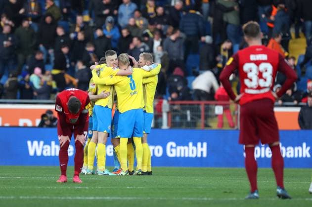 Braunschweig vs Kaiserslautern, 2 BL Braunschweig, 17 12 2023, FOOTBALL Eintracht Braunschweig vs 1 FC Kaiserslautern, 2 BL, Season 2023 24 Final cheer Braunschweig