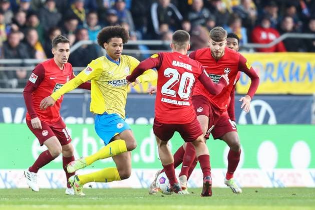 17 12 2023, xtgx, Football 2 Bundesliga, Eintracht Braunschweig 1 FC Kaiserslautern emspor, v l Sidi Sane Braunschweig, 24 , Tobias Raschl Kaiserslautern, 20 duel, duel, fight, tackle DFL DFB REGULATIONS PROHIBIT ANY USE OF PHOTOGRAPHS as IMAGE SEQUENCES and or QUASI VIDEO Braunschweig
