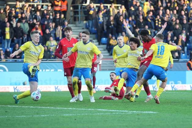 17 12 2023, xtgx, Soccer 2 Bundesliga, Eintracht Braunschweig 1 FC Kaiserslautern emspor, v l The goal for 2 2 by Ragnar Ache Kaiserslautern, 9 is disallowed, so the score is still 2 1 DFL DFB REGULATIONS PROHIBIT ANY USE OF PHOTOGRAPHS as IMAGE SEQUENCES and or QUASI VIDEO Braunschweig