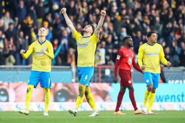 17 12 2023, xtgx, Soccer 2 Bundesliga, Eintracht Braunschweig 1 FC Kaiserslautern emspor, v l Bryan Henning Braunschweig, 6 , Saulo Decarli Braunschweig, 3 Anton Donkor Braunschweig, 19 Cheering about the victory, cheering after the end of the game DFL DFB REGULATIONS PROHIBIT ANY USE OF PHOTOGRAPHS as IMAGE SEQUENCES and or QUASI VIDEO Braunschweig