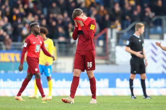 17 12 2023, xtgx, Fußball 2 Bundesliga, Eintracht Braunschweig 1 FC Kaiserslautern emspor, v l Julian Niehues Kaiserslautern, 16 enttaeuscht, schaut enttaeuscht, niedergeschlagen, disappointed DFL DFB REGULATIONS PROHIBIT ANY USE OF PHOTOGRAPHS as IMAGE SEQUENCES and or QUASI VIDEO Braunschweig