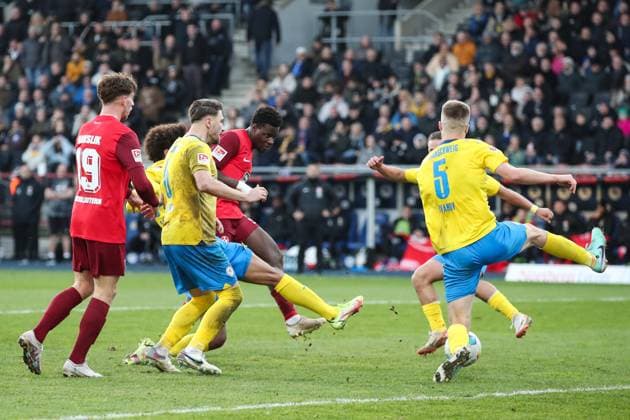Goalscorer Ragnar Ache 1 FC Kaiserslautern,9 scores to 2 2, the goal is not given 2 Soccer Bundesliga Season 2023 2024 Eintracht Braunschweig vs 1 FC Kaiserslautern at Eintracht Stadium in Braunschweig Action,Soccer,Man,Men,Germany,17 12 2023