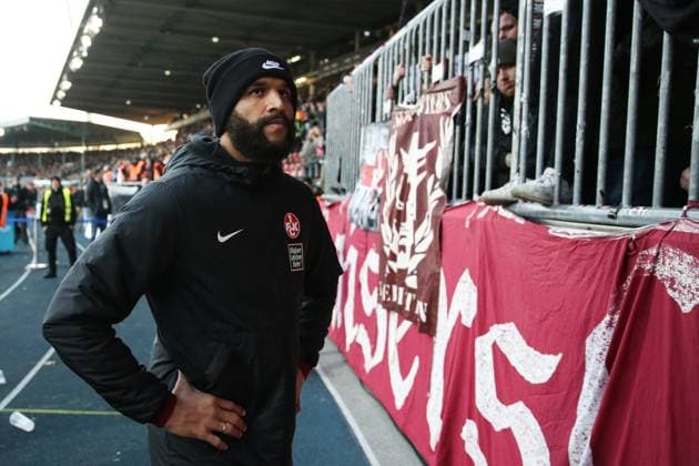Terrence Boyd 1 FC Kaiserslautern,13 stands with the fans after the end of the game at the Fanblock 2 Soccer Bundesliga Season 2023 2024 Eintracht Braunschweig vs 1 FC Kaiserslautern at Eintracht Stadium in Braunschweig Soccer,Man,Men,Germany,17 12 2023