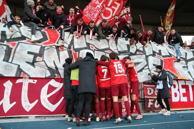 17 12 2023, xtgx, Soccer 2 Bundesliga, Eintracht Braunschweig 1 FC Kaiserslautern emspor, v l The fans motivate their team despite defeat DFL DFB REGULATIONS PROHIBIT ANY USE OF PHOTOGRAPHS as IMAGE SEQUENCES and or QUASI VIDEO Braunschweig