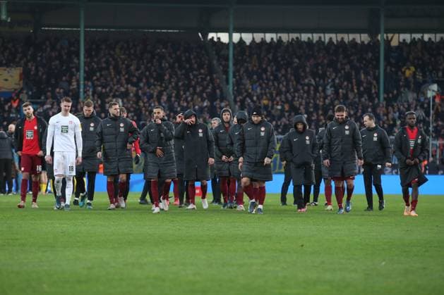 17 12 2023, xtgx, Fussball 2 Bundesliga, Eintracht Braunschweig 1 FC Kaiserslautern emspor, v l Kaiserslautern enttaeuscht, schaut enttaeuscht, niedergeschlagen, disappointed DFL DFB REGULATIONS PROHIBIT ANY USE OF PHOTOGRAPHS as IMAGE SEQUENCES and or QUASI VIDEO Braunschweig