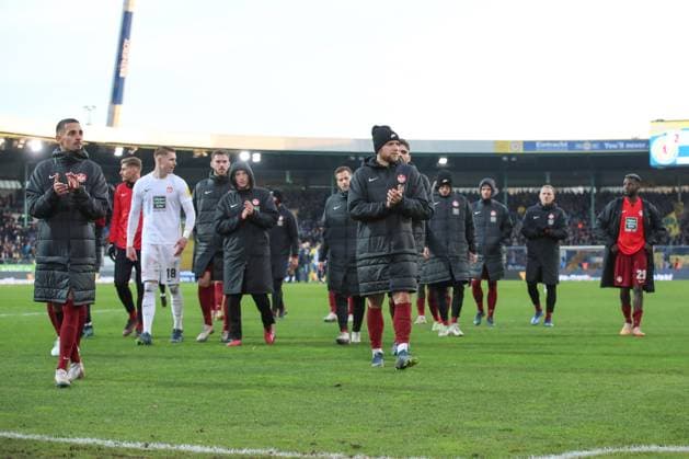 17 12 2023, xtgx, Fussball 2 Bundesliga, Eintracht Braunschweig 1 FC Kaiserslautern emspor, v l Kaiserslautern enttaeuscht, schaut enttaeuscht, niedergeschlagen, disappointed DFL DFB REGULATIONS PROHIBIT ANY USE OF PHOTOGRAPHS as IMAGE SEQUENCES and or QUASI VIDEO Braunschweig