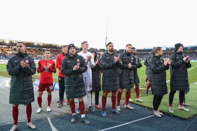 17 12 2023, xtgx, Fussball 2 Bundesliga, Eintracht Braunschweig 1 FC Kaiserslautern emspor, v l Kaiserslautern enttaeuscht, schaut enttaeuscht, niedergeschlagen, disappointed DFL DFB REGULATIONS PROHIBIT ANY USE OF PHOTOGRAPHS as IMAGE SEQUENCES and or QUASI VIDEO Braunschweig