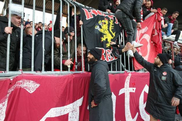 17 12 2023, xtgx, Soccer 2 Bundesliga, Eintracht Braunschweig 1 FC Kaiserslautern emspor, v l Terrence Boyd Kaiserslautern, 13 talks to the fans DFL DFB REGULATIONS PROHIBIT ANY USE OF PHOTOGRAPHS as IMAGE SEQUENCES and or QUASI VIDEO Braunschweig