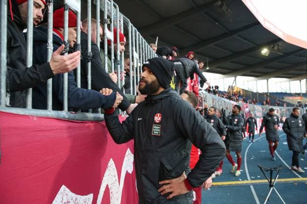 17 12 2023, xtgx, Soccer 2 Bundesliga, Eintracht Braunschweig 1 FC Kaiserslautern emspor, v l Terrence Boyd Kaiserslautern, 13 talks to the fans DFL DFB REGULATIONS PROHIBIT ANY USE OF PHOTOGRAPHS as IMAGE SEQUENCES and or QUASI VIDEO Braunschweig
