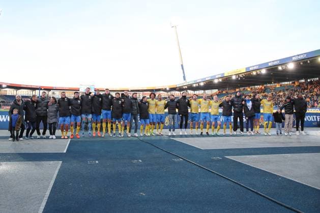 17 12 2023, xtgx, Soccer 2 Bundesliga, Eintracht Braunschweig 1 FC Kaiserslautern emspor, v l Braunschweig jubilation over the victory, jubilation after the end of the match DFL DFB REGULATIONS PROHIBIT ANY USE OF PHOTOGRAPHS as IMAGE SEQUENCES and or QUASI VIDEO Braunschweig