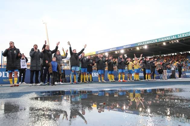 17 12 2023, xtgx, Soccer 2 Bundesliga, Eintracht Braunschweig 1 FC Kaiserslautern emspor, v l Braunschweig jubilation over the victory, jubilation after the end of the match DFL DFB REGULATIONS PROHIBIT ANY USE OF PHOTOGRAPHS as IMAGE SEQUENCES and or QUASI VIDEO Braunschweig