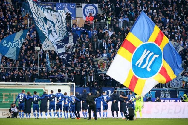 Sport Themen der Woche KW50 17.12.2023, xmohx, Fussball 2.Bundesliga, Karlsruher SC - SV Elversberg emspor, v.l. Jubel Freude über ueber den Sieg beim KSC Fans Zuschauer Ultras (DFL DFB REGULATIONS PROHIBIT ANY USE OF PHOTOGRAPHS as IMAGE SEQUENCES and or QUASI-VIDEO) Karlsruhe *** 17 12 2023, xmohx, Fußball 2 Bundesliga, Karlsruher SC SV Elversberg emspor, v l Jubel Freude über über den Sieg beim KSC Fans Zuschauer Ultras DFL DFB REGULATIONS PROHIBIT ANY USE OF PHOTOGRAPHS as IMAGE SEQUENCES and or QUASI VIDEO Karlsruhe