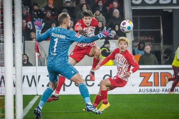Bilder des Jahres 2023, Sport 12 Dezember Sport Themen der Woche KW50 Sport Bilder des Tages SC Freiburg - 1. FC Köln Fußball: 1. Bundesliga 2023 2024, 15. Spieltag, SC Freiburg - 1. FC Köln , Europa-Park Stadion, Freiburg: Freiburgs Merlin Röhl köpft den Ball zu seinem Mitspieler Freiburgs Michael Gregoritsch der ihn zum 1:0 verwandelt. Kölns Torwart Marvin Schwäbe kann ihn nicht abwehren. Torszene, Entstehung, Spielverlauf *** SC Freiburg 1 FC Köln Soccer 1 Bundesliga 2023 2024, Matchday 15, SC Freiburg 1 FC Köln , Europa Park Stadion, Freiburg Freiburgs Merlin Röhl heads the ball to his teammate Freiburgs Michael Gregoritsch who converts it to make it 1-0 Cologne goalkeeper Marvin Schwäbe cannot keep it out Goal scene, development, course of play