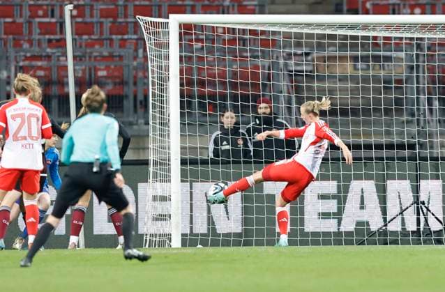 17 12 2023 Soccer Season 2023 2024 1 Womens Soccer Bundesliga 10 Matchday 1 FC Nürnberg FCN Club FC Bayern München FCB Sportfoto Zink DaMa xdaxmax Goal Goal Score Goal Shot to 0 1 Goal Scorer Lea Schüller Schueller 11, FC Bayern München FCB