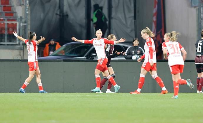 17 12 2023 Soccer Season 2023 2024 1 Women Soccer Bundesliga 10 Matchday 1 FC Nuremberg FCN Club FC Bayern Munich FCB Sportfoto Zink DaMa xdaxmax Jubel Freude Torjubel nach Tor zum 0 1 Lea Schüller Schueller 11, FC Bayern Munich FCB und Mannschaft Team jubelt freue sich Torschütze Lea Schüller Schueller 11, FC Bayern Munich FCB
