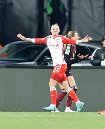 17 12 2023 Soccer Season 2023 2024 1 Women Soccer Bundesliga 10 Matchday 1 FC Nuremberg FCN Club FC Bayern Munich FCB Sportfoto Zink DaMa xdaxmax Jubel Freude Torjubel nach Tor zum 0 1 Lea Schüller Schueller 11, FC Bayern Munich FCB und Mannschaft Team jubelt freue sich Torschütze Lea Schüller Schueller 11, FC Bayern Munich FCB