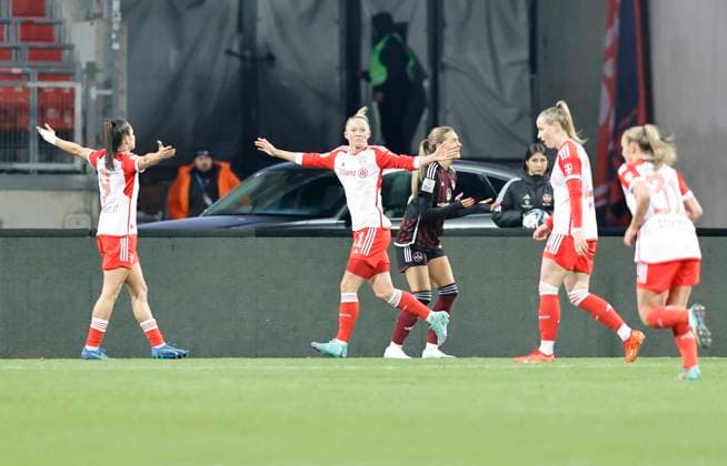 17 12 2023 Soccer Season 2023 2024 1 Women Soccer Bundesliga 10 Matchday 1 FC Nuremberg FCN Club FC Bayern Munich FCB Sportfoto Zink DaMa xdaxmax Jubel Freude Torjubel nach Tor zum 0 1 Lea Schüller Schueller 11, FC Bayern Munich FCB und Mannschaft Team jubelt freue sich Torschütze Lea Schüller Schueller 11, FC Bayern Munich FCB