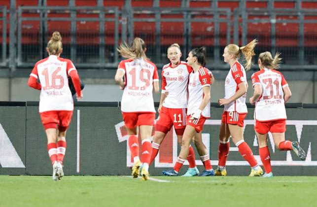 17 12 2023 Soccer Season 2023 2024 1 Women Soccer Bundesliga 10 Matchday 1 FC Nuremberg FCN Club FC Bayern Munich FCB Sportfoto Zink DaMa xdaxmax Jubel Freude Torjubel nach Tor zum 0 1 Lea Schüller Schueller 11, FC Bayern Munich FCB und Mannschaft Team jubelt freue sich Torschütze Lea Schüller Schueller 11, FC Bayern Munich FCB