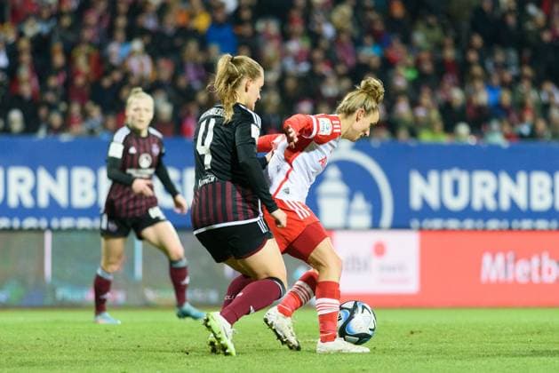 Lina Magull (16 FC Bayern Munich) and Luisa Guttenberger (4 1. FC Nuremberg) during the Google Pixel Frauen-Bundesliga match between 1. FC Nuremberg and FC Bayern Munich at Max-Morlock-Stadium, Nuremberg, Germany. (Sven Beyrich SPP) Copyright: xSvenxBeyrich SPPx spp-en-SvBe-20231217-D75_9260