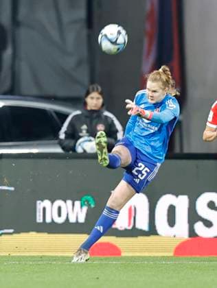 17 12 2023 Soccer Season 2023 2024 1 Women Soccer Bundesliga 10 Matchday 1 FC Nuremberg FCN Club FC Bayern Munich FCB Sportfoto Zink DaMa xdaxmax Kristin Krammer 25, 1 FC Nuremberg FCN knocks ball down
