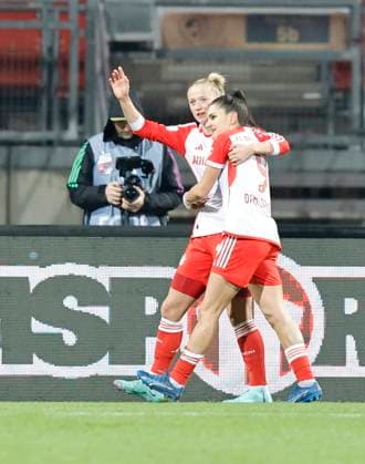 17 12 2023 Soccer Season 2023 2024 1 Womens Soccer Bundesliga 10 Matchday 1 FC Nürnberg FCN Club FC Bayern München FCB Sportfoto Zink DaMa xdaxmax Jubel Freude Torjubel nach Tor zum 0 1 Lea Schüller Schueller 11, FC Bayern München FCB Jovana Damnjanovic 9, FC Bayern München FCB und Mannschaft Team jubiliert freut sich Torschütze Lea Schüller Schueller 11, FC Bayern München FCB