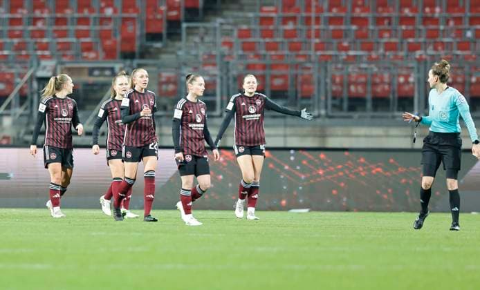 17 12 2023 Soccer Season 2023 2024 1 Womens Soccer Bundesliga 10 Matchday 1 FC Nuremberg FCN Club FC Bayern Munich FCB Sportfoto Zink DaMa xdaxmax Team Team of FCN disappointed Disappointment after conceding goal discussed with Sina Diekmann Referee Referee