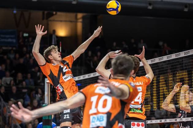Bilder des Jahres 2023, Sport 12 Dezember Sport Themen der Woche KW50 Sport Bilder des Tages 17.12.23, Berlin, Volleyball: 1.Bundesliga, Maenner, 9. Spieltag, BR Volleys - SSC Karlsruhe, Max-Schmeling-Halle. Berlins Tobias Krick spielt den Ball ueber das Netz. BR Volleys - SSC Karlsruhe *** 17 12 23, Berlin, Volleyball 1 Bundesliga, Men, Matchday 9, BR Volleys SSC Karlsruhe, Max Schmeling Halle Berlins Tobias Krick plays the ball over the net BR Volleys SSC Karlsruhe