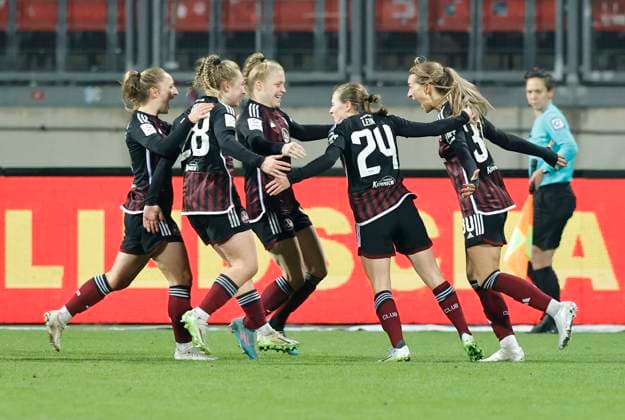 17 12 2023 Soccer Season 2023 2024 1 Women Soccer Bundesliga 10 Matchday 1 FC Nuremberg FCN Club FC Bayern Munich FCB Sportfoto Zink DaMa xdaxmax Jubel Freude Torjubel nach Tor zum 1 1 Medina Desic 30, 1 FC Nuremberg FCN und Mannschaft Team jubelt freue sich Torschütze Medina Desic 30, 1 FC Nuremberg FCN