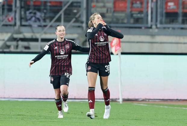 17 12 2023 Soccer Season 2023 2024 1 Women Soccer Bundesliga 10 Matchday 1 FC Nuremberg FCN Club FC Bayern Munich FCB Sportfoto Zink DaMa xdaxmax Jubel Freude Torjubel nach Tor zum 1 1 Medina Desic 30, 1 FC Nuremberg FCN und Mannschaft Team jubelt freue sich Torschütze Medina Desic 30, 1 FC Nuremberg FCN Kuss in Richtung Zuschauer Publikum Fans