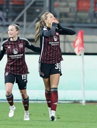 17 12 2023 Soccer Season 2023 2024 1 Women Soccer Bundesliga 10 Matchday 1 FC Nuremberg FCN Club FC Bayern Munich FCB Sportfoto Zink DaMa xdaxmax Jubel Freude Torjubel nach Tor zum 1 1 Medina Desic 30, 1 FC Nuremberg FCN und Mannschaft Team jubelt freue sich Torschütze Medina Desic 30, 1 FC Nuremberg FCN Kuss in Richtung Zuschauer Publikum Fans