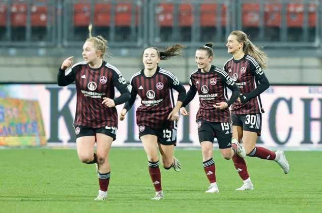 17 12 2023 Soccer Season 2023 2024 1 Women Soccer Bundesliga 10 Matchday 1 FC Nuremberg FCN Club FC Bayern Munich FCB Sportfoto Zink DaMa xdaxmax Jubel Freude Torjubel nach Tor zum 1 1 Medina Desic 30, 1 FC Nuremberg FCN und Mannschaft Team jubelt freue sich Torschütze Medina Desic 30, 1 FC Nuremberg FCN Kuss in Richtung Zuschauer Publikum Fans