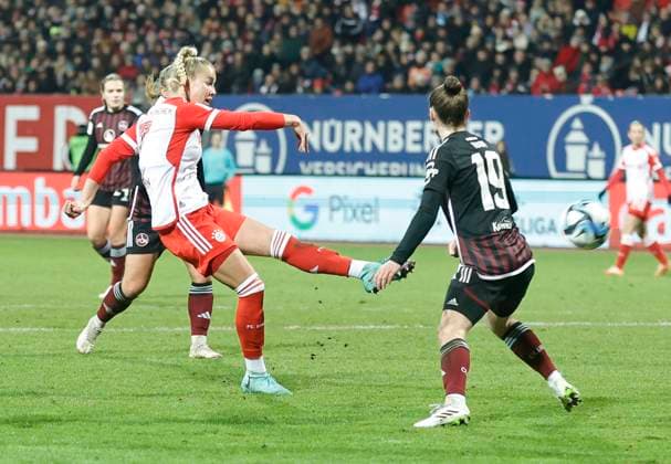 17 12 2023 Soccer Season 2023 2024 1 Women Soccer Bundesliga 10 Matchday 1 FC Nuremberg FCN Club FC Bayern Munich FCB Sportfoto Zink DaMa xdaxmax Giiulia Gwinn 7, FC Bayern Munich FCB with shot on goal gg Vanessa Haim 19, 1 FC Nuremberg FCN