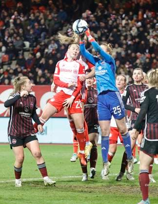 17 12 2023 Soccer Season 2023 2024 1 Womens Soccer Bundesliga 10 Matchday 1 FC Nuremberg FCN Club FC Bayern Munich FCB Sportfoto Zink DaMa xdaxmax Kristin Krammer 25, 1 FC Nuremberg FCN clears in front of Franziska Kett 20, FC Bayern Munich FCB