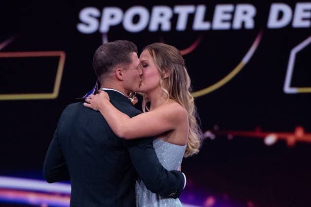 Sport Themen der Woche KW50 Sport Bilder des Tages Lukas Dauser (Turner) wird Sportler des Jahres und bekommt den Preis von Ehefrau Viktoria Dauser, GER, Sportler des Jahres 2023, Gala im Kurhaus Baden Baden, 17.12.2023 GER, Sportler des Jahres 2023, Gala im Kurhaus Baden Baden, 17.12.2023 Baden Baden *** Lukas Dauser Gymnast becomes Sportsman of the Year and receives the award from his wife Viktoria Dauser, GER, Sportsman of the Year 2023, Gala at Kurhaus Baden Baden, 17 12 2023 GER, Sportsman of the Year 2023, Gala at Kurhaus Baden Baden Baden, 17 12 2023 Baden Baden Copyright: xEibner-Pressefoto Memmlerx EP_MMR