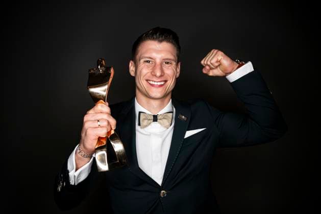 Bilder des Jahres 2023, Sport 12 Dezember Sport Themen der Woche KW50 Sport Bilder des Tages Sportler des Jahres 2023 Lukas Dauser posiert nach der Auszeichnung zum Â«Sportler des Jahres 2023Â» mit seiner Trophäe. Baden-Baden Kurhaus Baden-Württemberg Deutschland *** Sportsman of the Year 2023 Lukas Dauser poses with his trophy after receiving the Sportsman of the Year 2023 award Baden Baden Kurhaus Baden Württemberg Germany