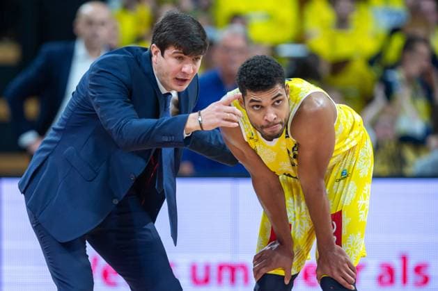 Oldenburg, Lower Saxony, DEU, 17 12 2023, Head Coach Pedro Calles left, EWE Baskets Oldenburg and Kenneth Ogbe right, EWE Baskets Oldenburg EWE Baskets Oldenburg vs Alba Berlin Basketball 1 Basketball Bundesliga Season 2023 2024, Matchday 11, Grosse EWE Arena EWE Baskets Oldenburg vs Alba Berlin www.andreas-burmann.de