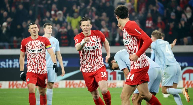 Sport Themen der Woche KW50 Sport Bilder des Tages 17.12.23 SC Freiburg - 1. FC Köln Deutschland, Freiburg, 17.12.2023, Fussball, Bundesliga, SC Freiburg - 1. FC Köln: v.l. Michael Gregoritsch, Merlin Röhl (beide SC Freiburg); Jubel Tor 1:0 Gregoritsch. *** 17 12 23 SC Freiburg 1 FC Köln Germany, Freiburg, 17 12 2023, Soccer, Bundesliga, SC Freiburg 1 FC Köln v l Michael Gregoritsch, Merlin Röhl both SC Freiburg Cheering Goal 1 0 Gregoritsch