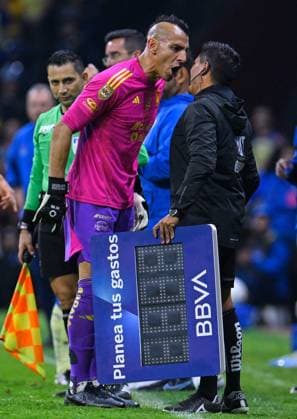 Bilder des Jahres 2023, Sport 12 Dezember Sport Themen der Woche KW50 Sport Bilder des Tages RECORD DATE NOT STATED Liga BBVA MX Apertura 2023 America vs Tigres UANL Final Vuelta Nahuel Guzman of Tigres and Fernando Guerrero Referee 4 during the final second leg match between Club America and Tigres UANL as part of Torneo Apertura 2023 Liga BBVA MX, at Azteca Stadium, December 17, 2023, in Mexico City, Mexico. CIUDAD DE MEXICO CDMX MEXICO  Copyright: xJorgexMartinezx 20231217222530_LMX_A23_FV_AME_UANL_GUZMAN451