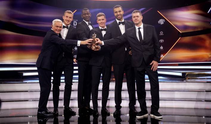 Bilder des Jahres 2023, Sport 12 Dezember Sport Themen der Woche KW50 Sport Bilder des Tages Baden-Baden , Sportler des Jahres 2023 , Team basketball , Mannschaft des Jahres , von links: Armin Andres ( Vize-Präsident ) Niels Giffey Isaac Bonga Andreas Obst Johannes Thiemann Klaus perwas ( Co-Trainer ) *** Baden Baden , Sportsman of the Year 2023 , Team basketball , Team of the Year , from left Armin Andres Vice President Niels Giffey Isaac Bonga Andreas Obst Johannes Thiemann Klaus perwas Co Coach