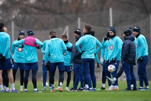 Soccer, Men, Season 2023 24, 2 Bundesliga, Hertha BSC, Training, Coach Pal Dardai Hertha BSC speaks to the team, 18 12 2023, Copyright: xSebastianxRäppold MatthiasxKochx