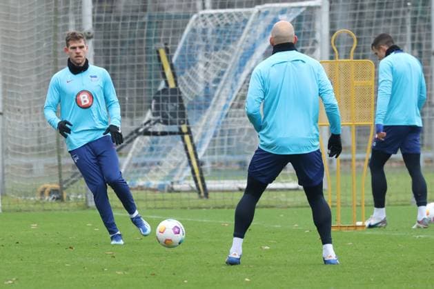 DEU, DFL, 1 FBL Hertha BSC, Training, PK, 18 12 2023, Sportforum, Berlin, DEU, DFL, 1 FBL Hertha BSC, Training, PK, im Bild Florian Niederlechner Hertha BSC Berlin 7 , Toni Leistner Hertha BSC Berlin 37 DFL regulations prohibit any use of Photographs as image sequences and or quasi video Foto Juergen Engler nordphoto GmbH nordphotoxGmbHx xEngler nph00076