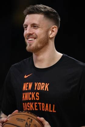 LOS ANGELES, CA - DECEMBER 18: New York Knicks center Isaiah Hartenstein (55) during the NBA, Basketball Herren, USA game between the New York Knicks and the Los Angeles Lakers on December 18, 2023, at Crypto.com Arena in Los Angeles, CA. (Photo by Jevone Moore Icon Sportswire) NBA: DEC 18 Knicks at Lakers EDITORIAL USE ONLY Icon20231218082